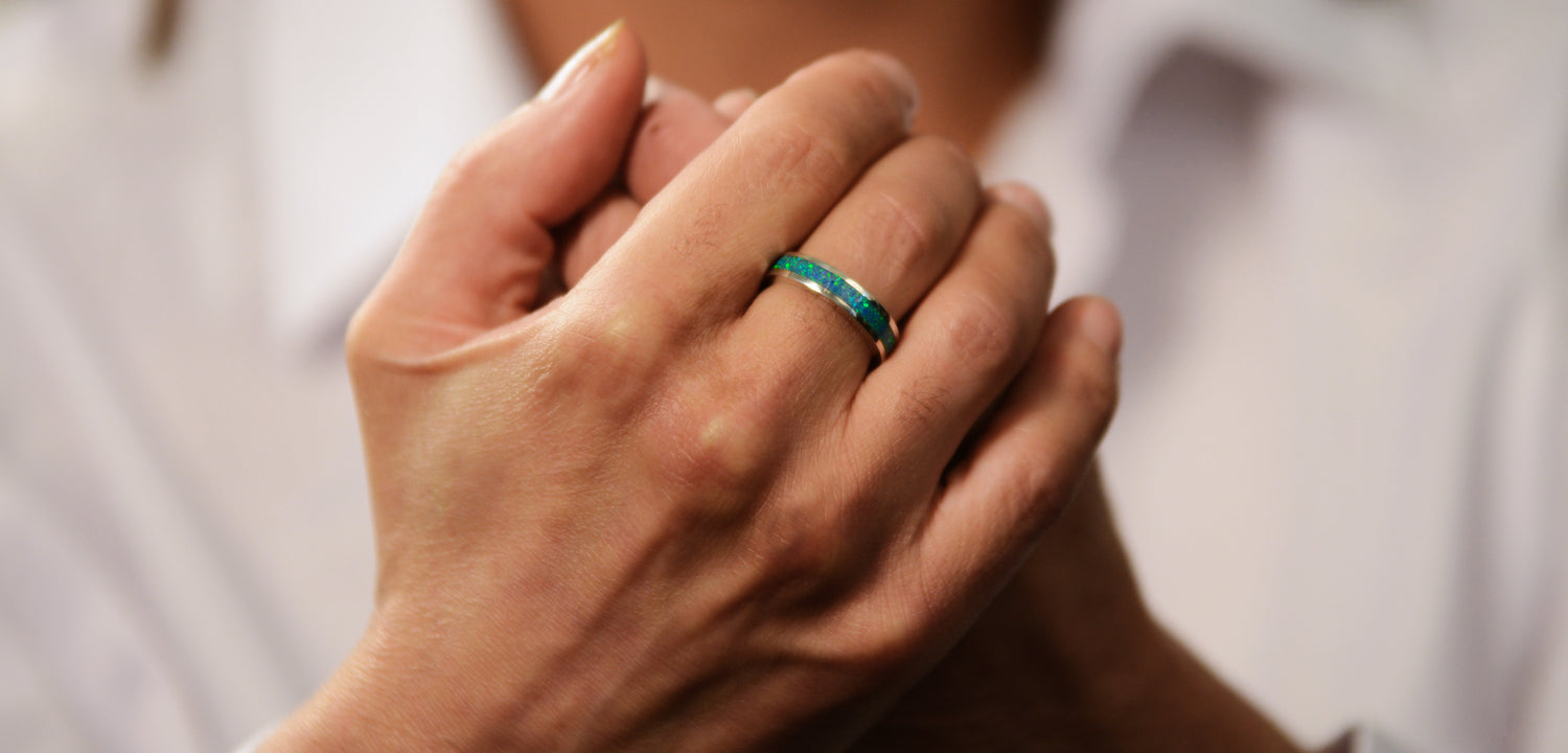 Opals & Ashes Circle Unisex Memorial Ring Silver. Modelled on male hand. Ashes blended with Pacific Blue Opals.